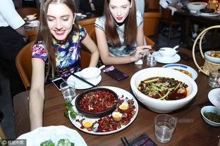 美女穿旗袍吃瓜,一幕古典与现代的交融画卷