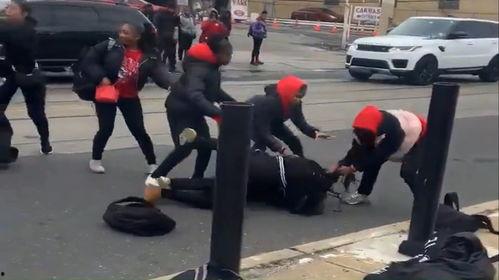 拍到吃瓜群众,吃瓜群众围观一幕引热议