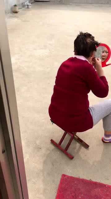 吃瓜被踩头,吃瓜群众遭遇意外踩头事件