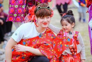 父女情吃瓜,瓜田里的温馨瞬间