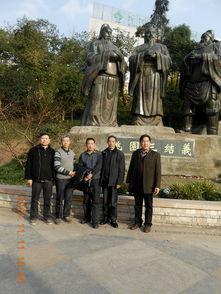 结义合影吃瓜,兄弟情深还是另有隐情？