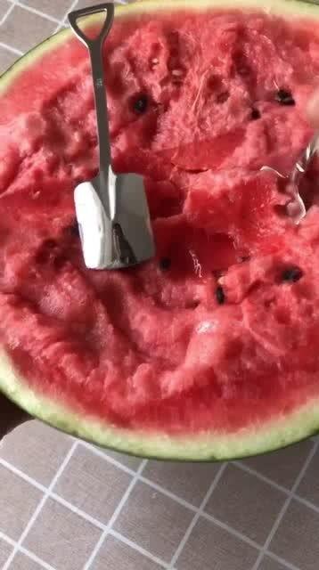 用铲子吃瓜