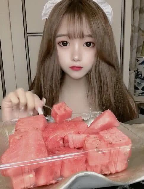 单身小姐姐吃瓜,单身小姐姐的瓜田奇遇记